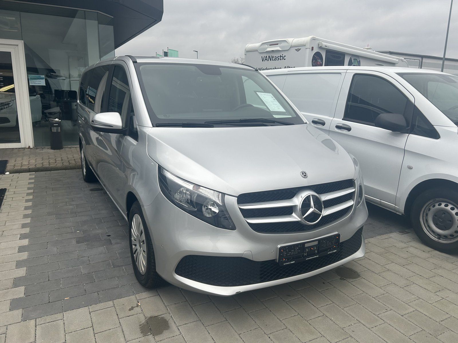 Fahrzeugabbildung Mercedes-Benz V 300 d 4M extralang AHK 8-Sitz AIRMATIC Kamera