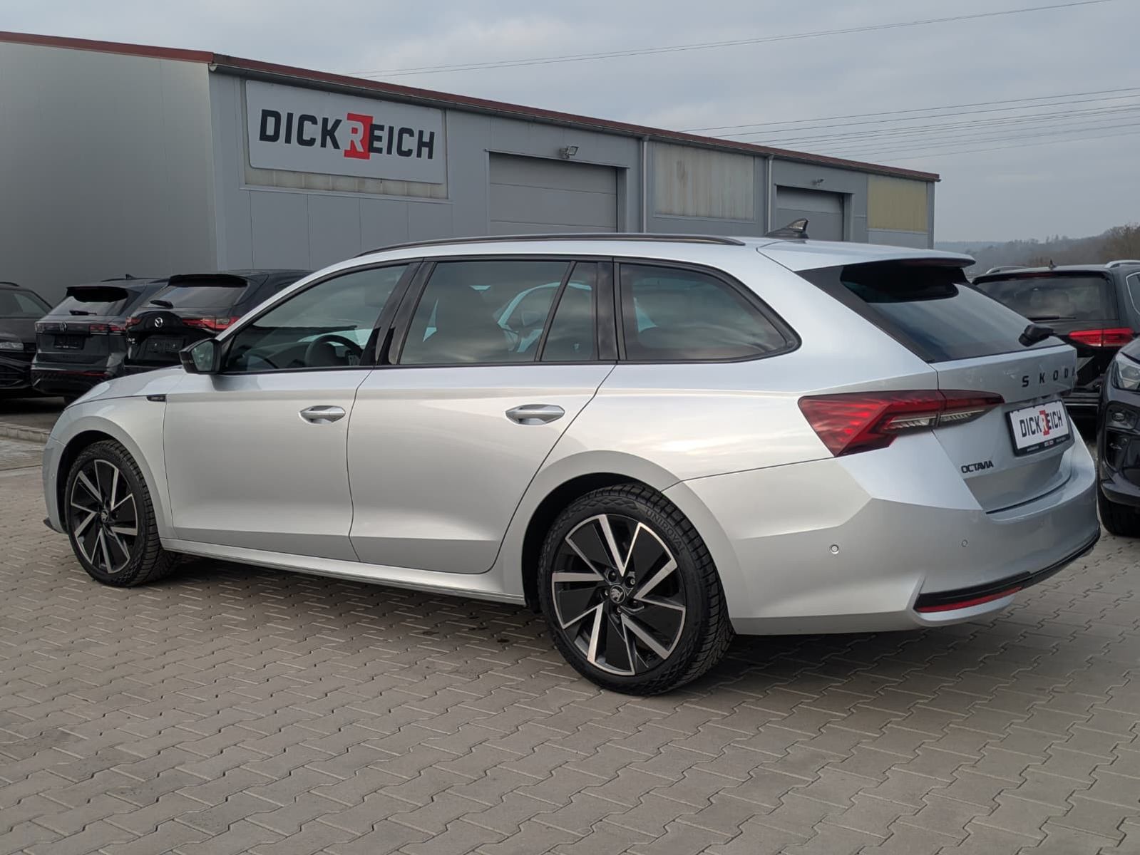 Fahrzeugabbildung SKODA Octavia 1.5 DSG Sportline PANO*MATRIX*AHK*5J.GAR