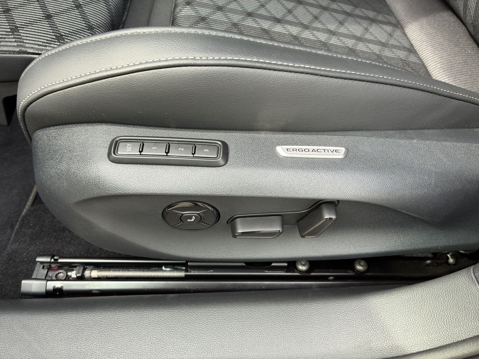 Passat 2.0 TDI R-LINE 4M *STDHZG*AHK*BLACK*