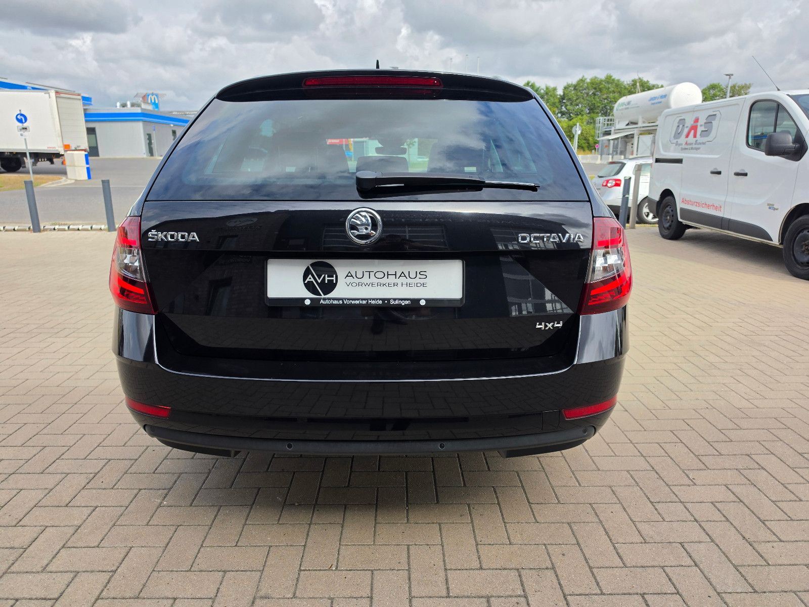 Skoda Octavia 2.0 L&K 4x4 TÜV Neu/Scheckh./LED/Pano. foto 10