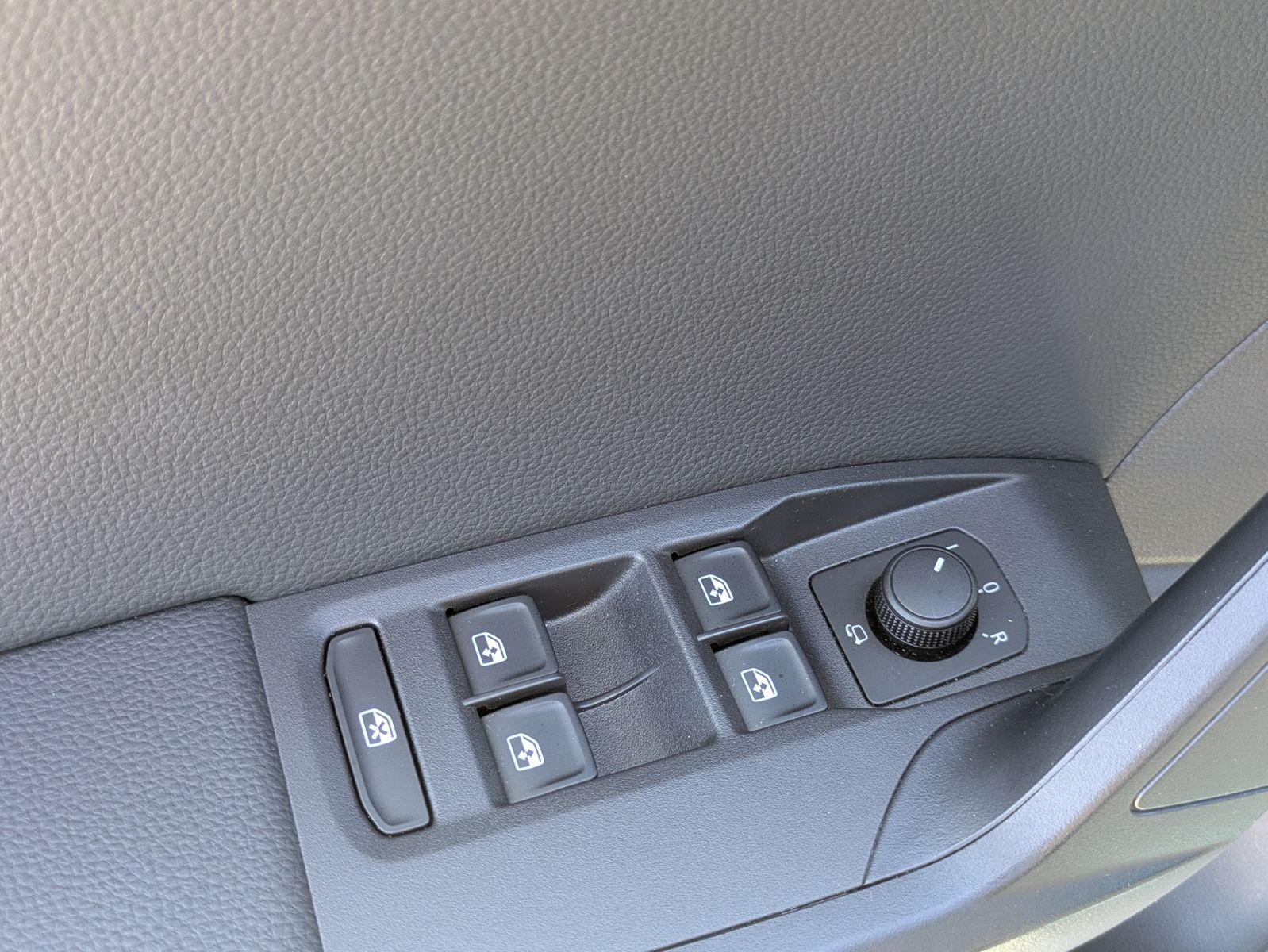 Fahrzeugabbildung SEAT Arona 1.0 TSI FR DSG AHK*ACC*LED*APP*DAB*KAMERA