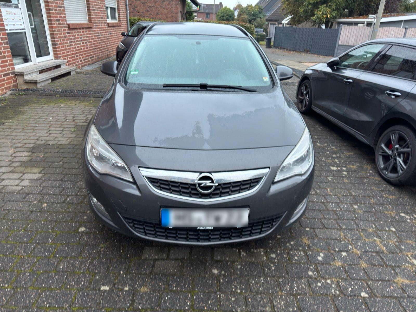 Opel Astra 2012 — rear view