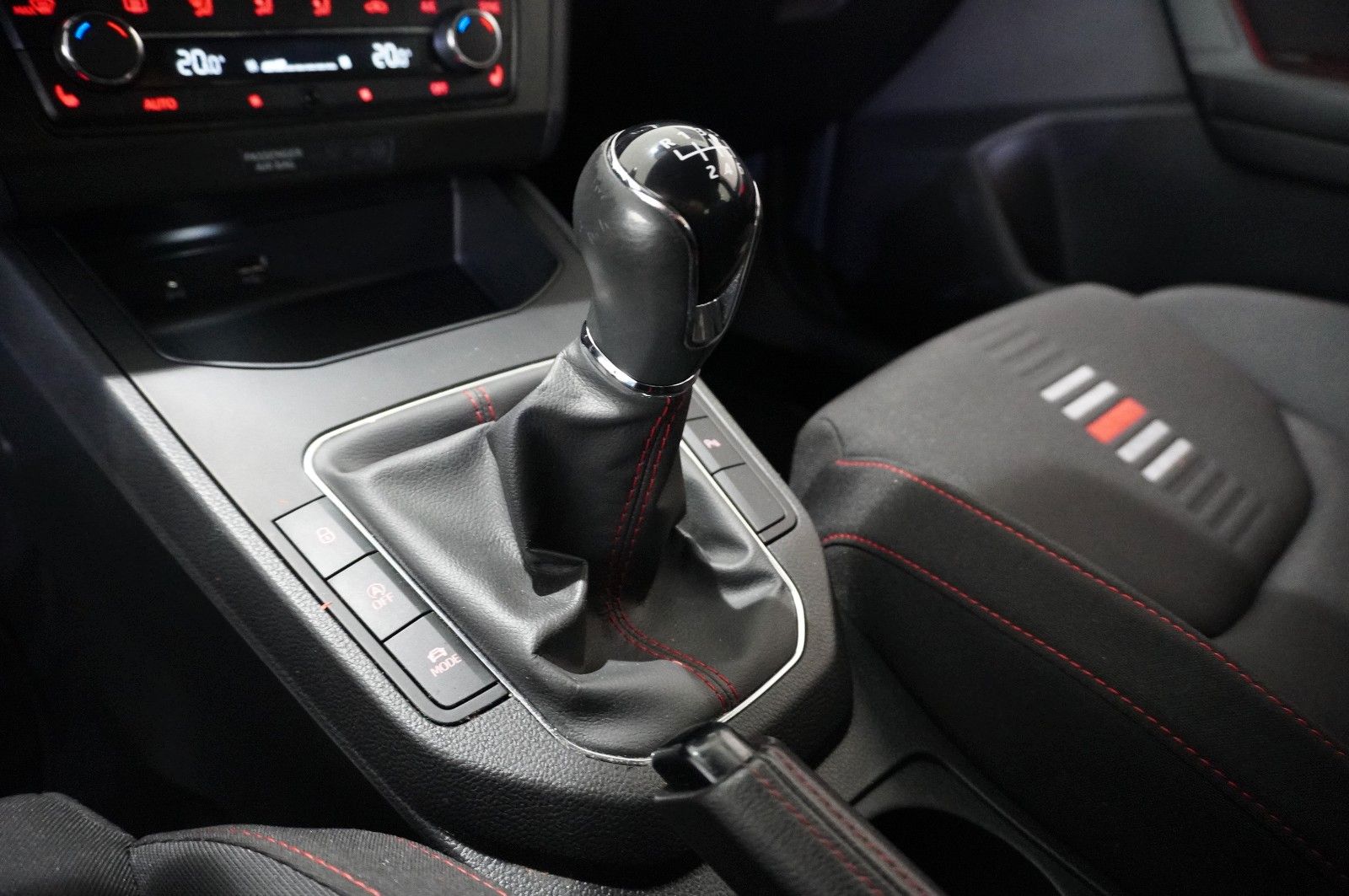 Fahrzeugabbildung SEAT Ibiza 1.0 TSI FR SPORT LED/NAVI/SHZ/PDC/TEMP/17"