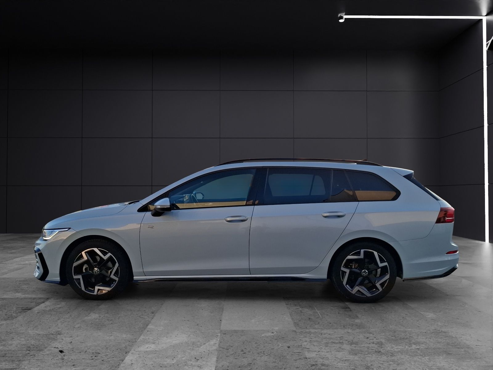 Fahrzeugabbildung Volkswagen Golf VIII Variant eTSI R-Line DSG LED AHK Navi A