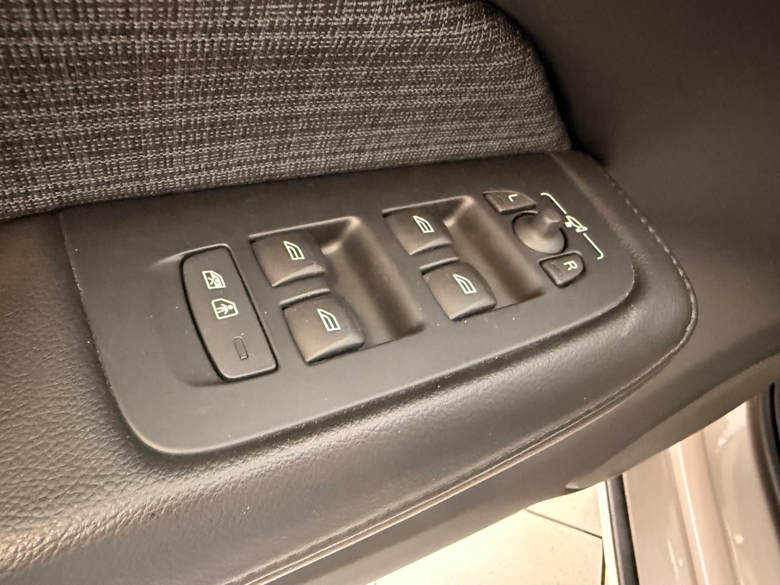 Fahrzeugabbildung Volvo V60 Kombi Core/ 1.HAND/SCHECKHEFT/8.FACH BEREIFT