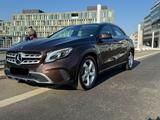 Mercedes-Benz GLA 250 Urban - Mercedes-Benz: Braun, Alcantara