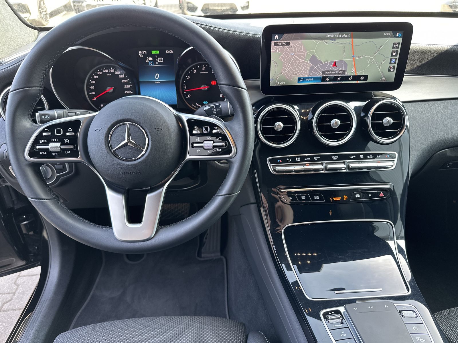 Fahrzeugabbildung Mercedes-Benz GLC 300e 4Matic AMG-Line NAV+LED+CARPLAY+KAMERA
