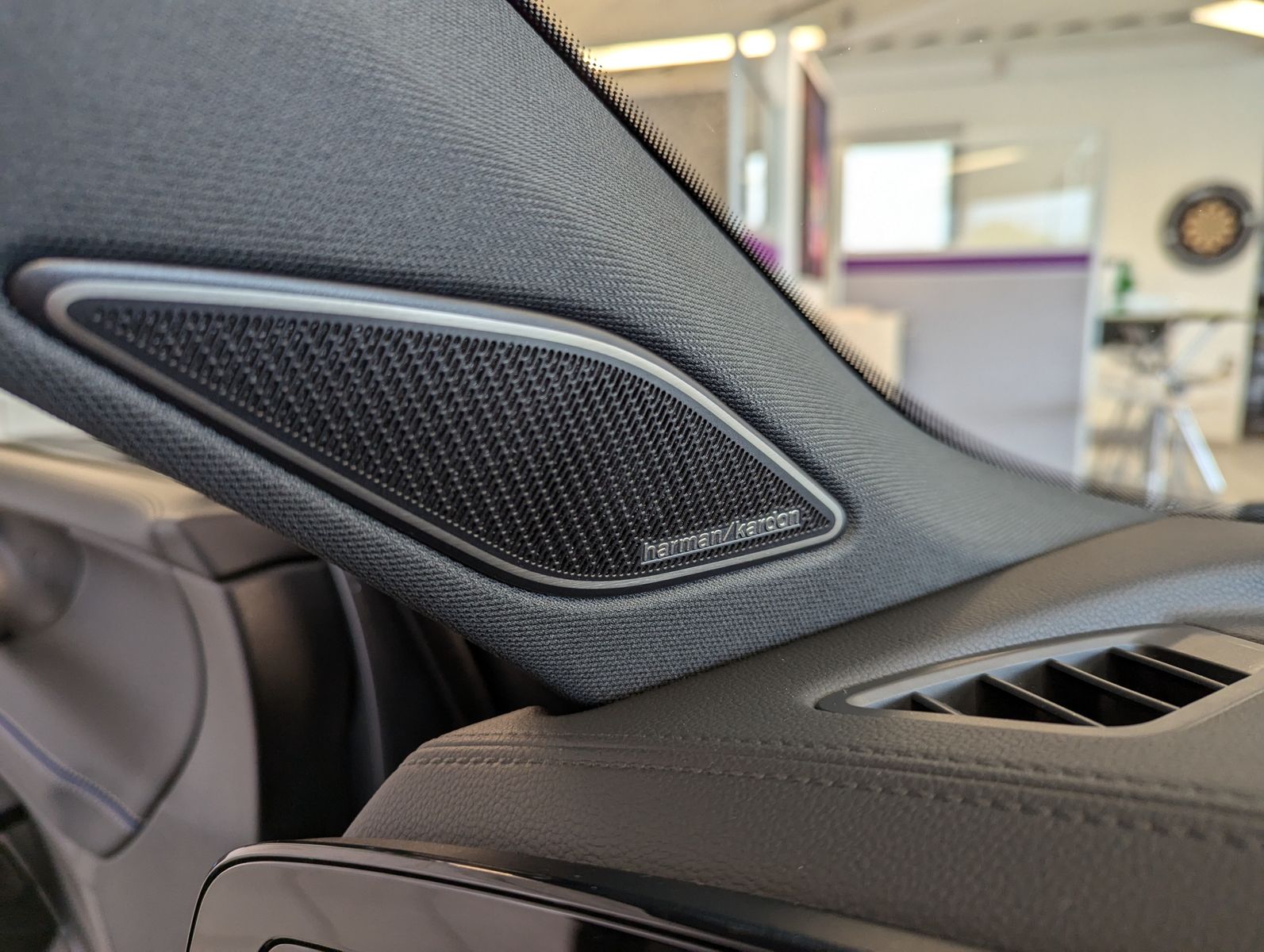 VW Tiguan 2.0TDI R-Line 4M Pano Black AHK Matrix 20 - Image 23