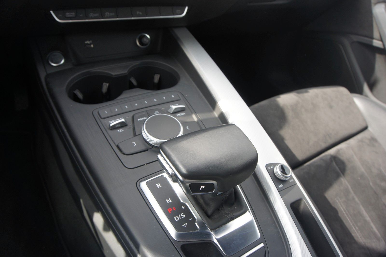 Fahrzeugabbildung Audi A5 Coupe 35 TFSI AUTOMATIK PDC SHZ