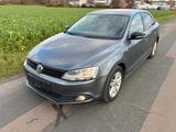 Volkswagen Jetta VI Match 1.6 TDI AUTOMATIK - Volkswagen Jetta aus 2012 mit Diesel-Antrieb