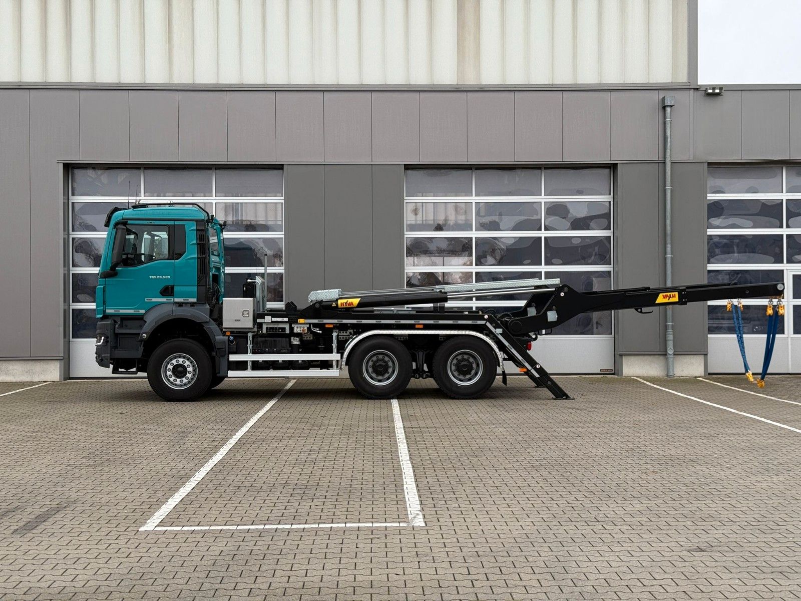 Fahrzeugabbildung MAN TGS 26.520 Absetzkipper HYVA 18 TAZ / Funk / 6x4