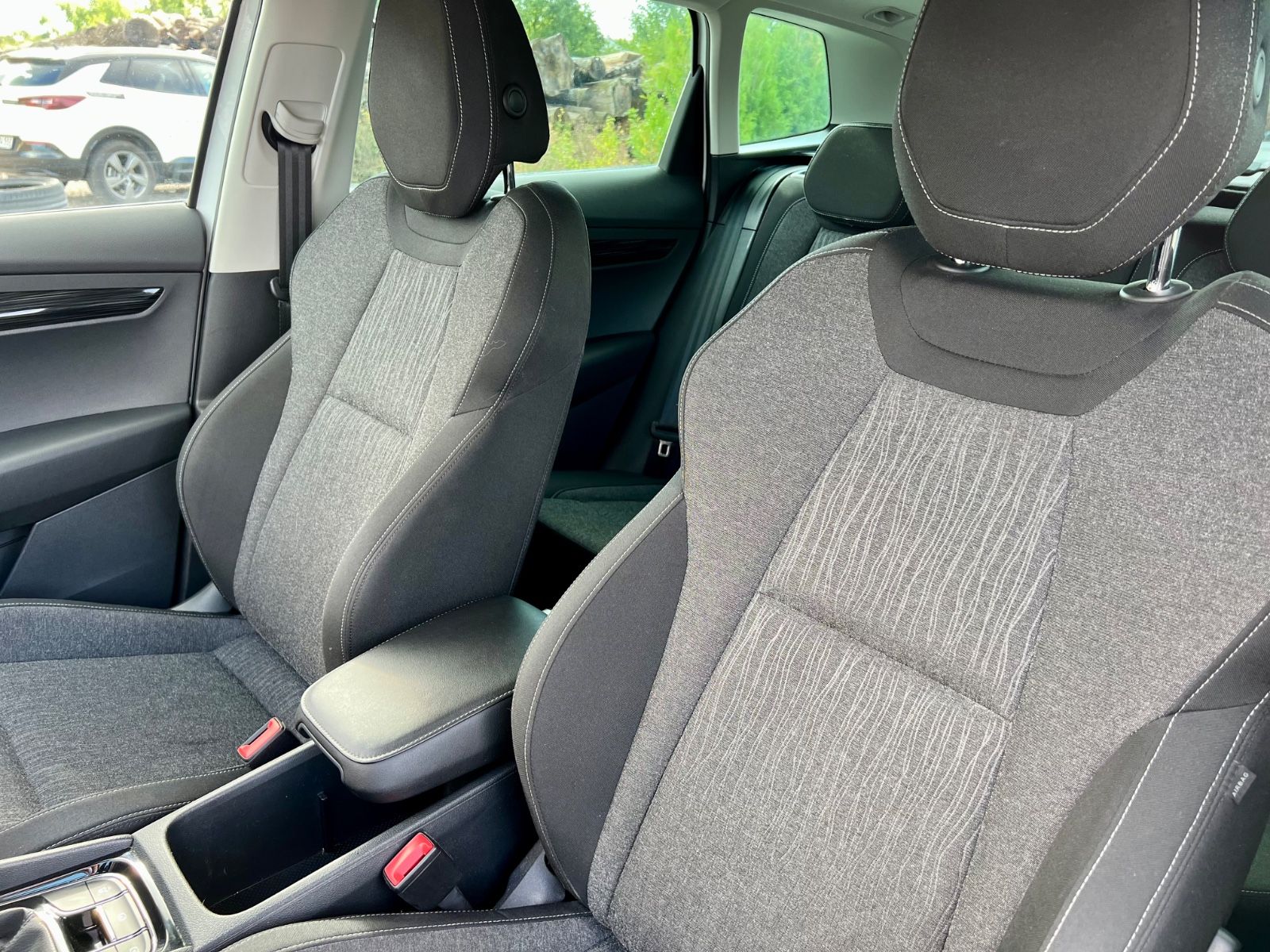 SKODA Karoq 1.5 TSI Style KLIMAAUT NAVI SHZ PDC CARPLA