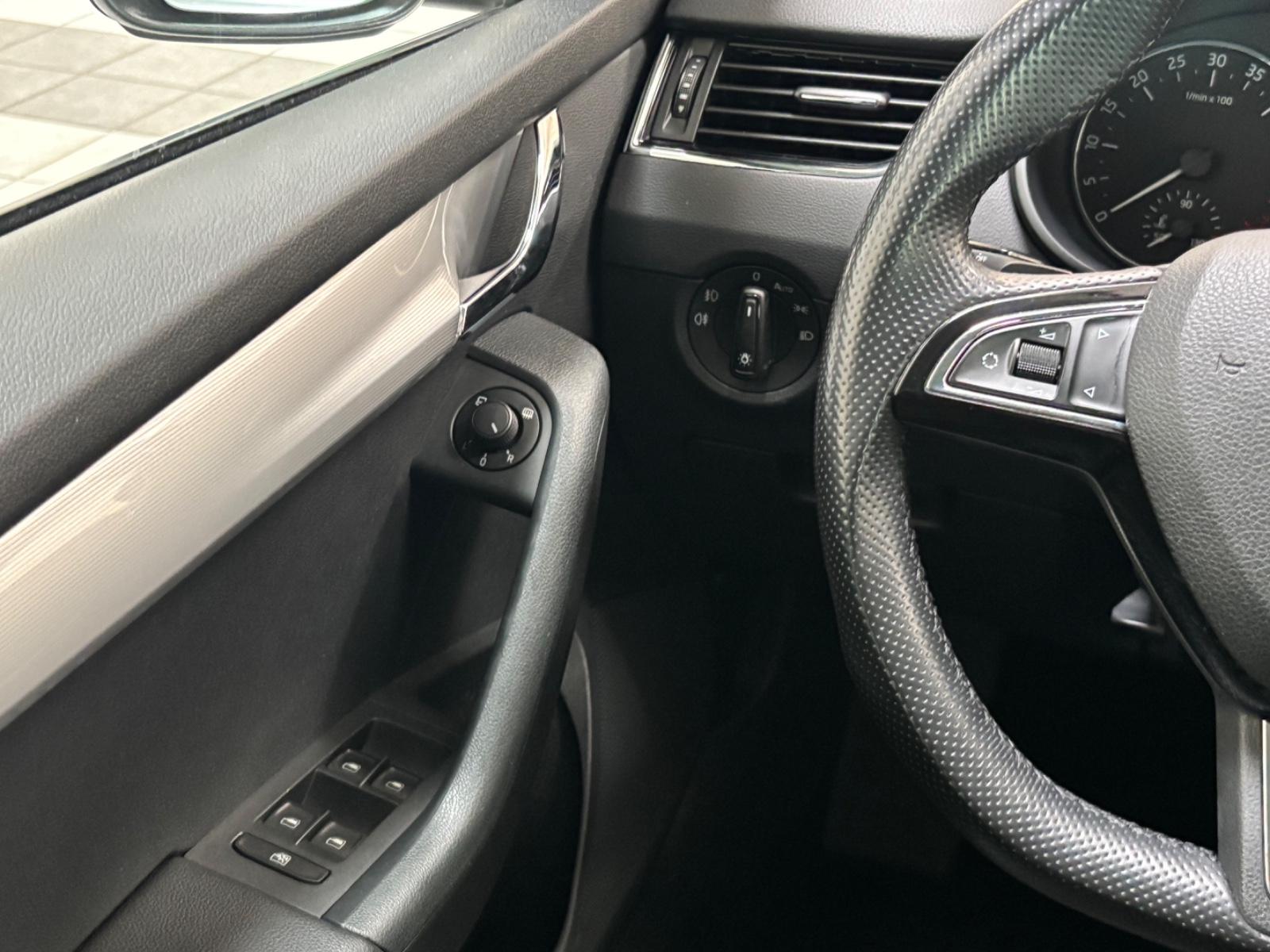 Skoda Octavia 2.0 TDI,Automatik,Scheckheft,Teilleder