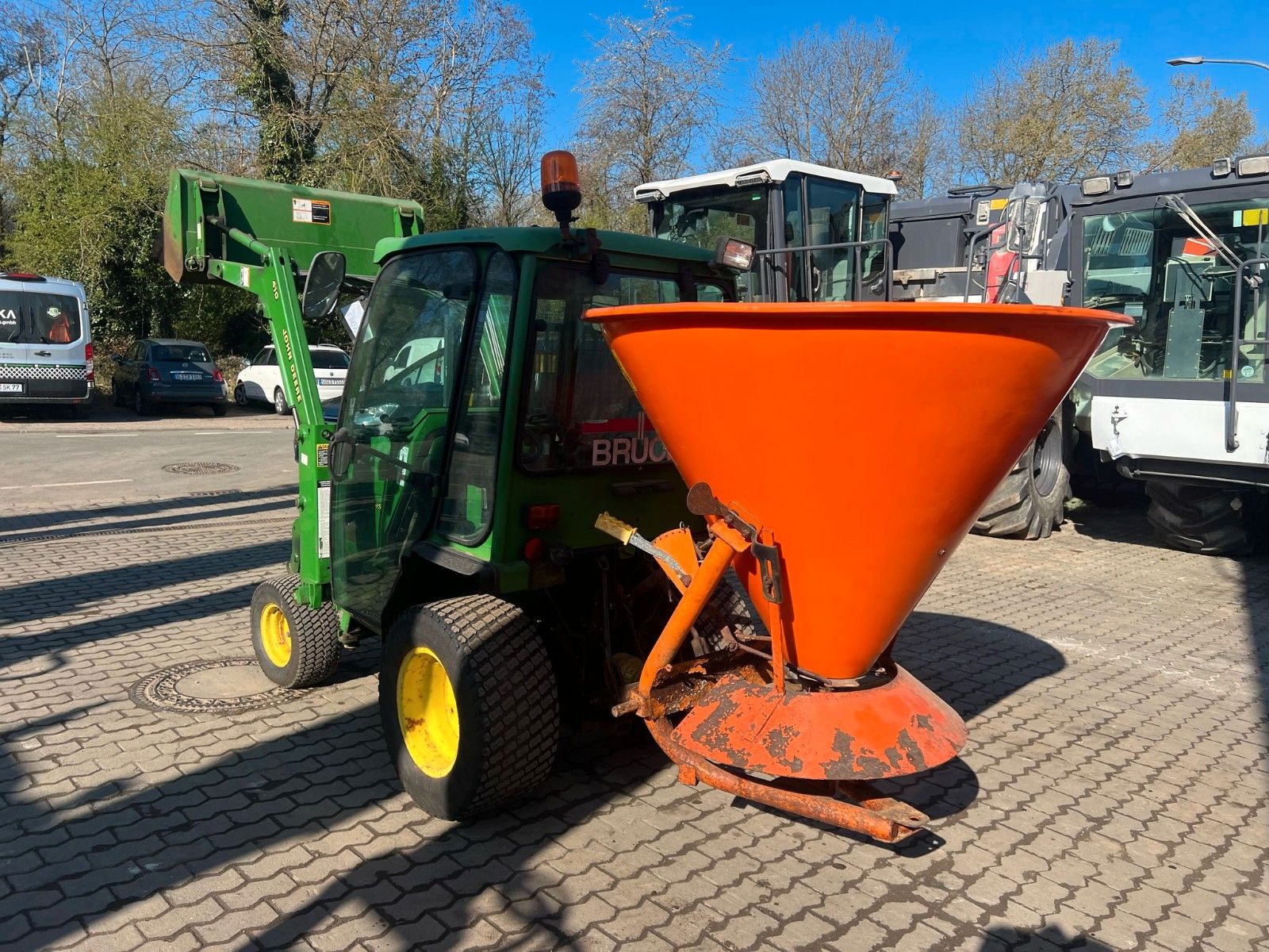 Fahrzeugabbildung John Deere 4010 / Allrad / Frontlader / Salzstreuer /
