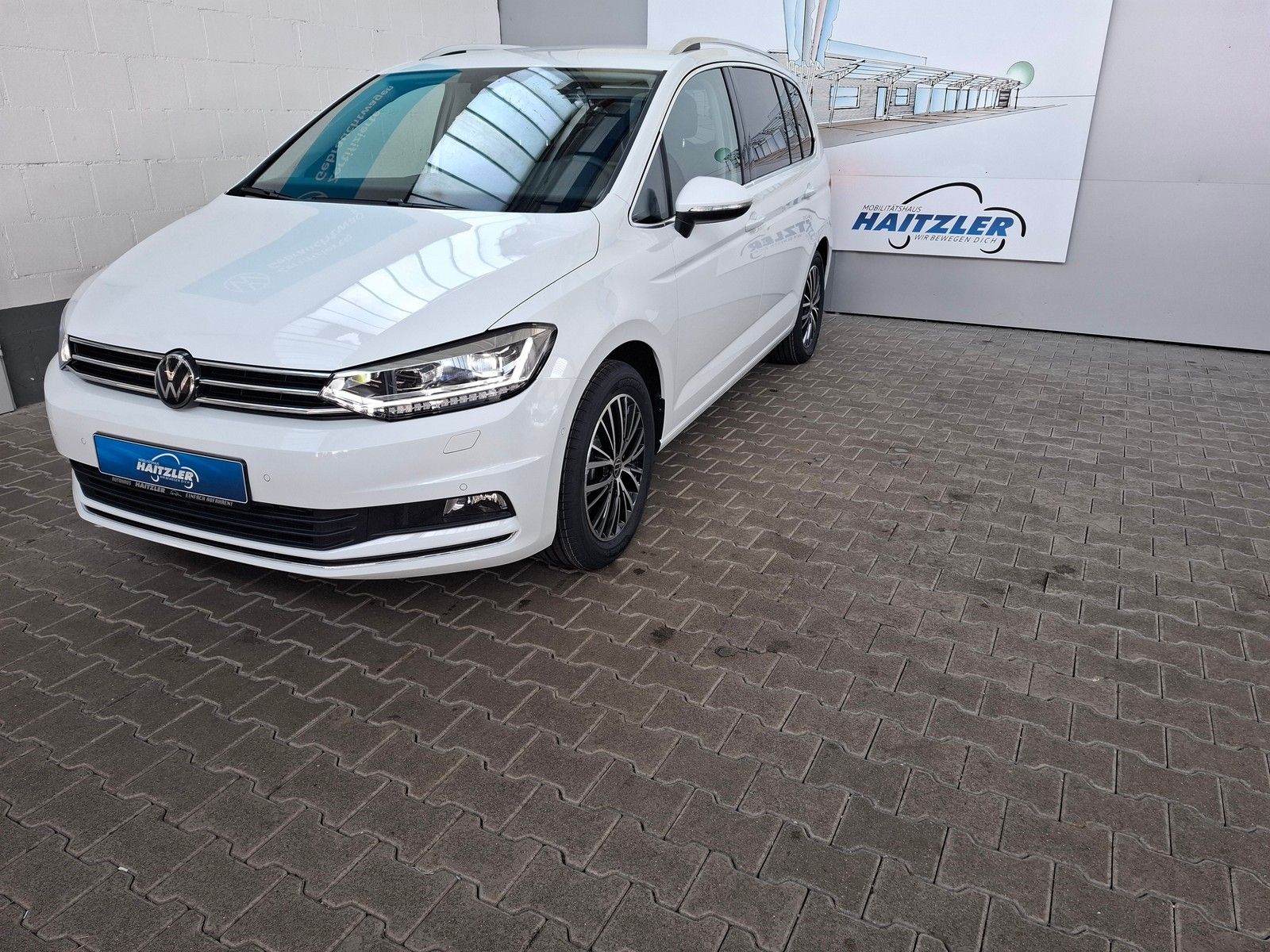Fahrzeugabbildung Volkswagen Touran Highline 1.5 TSI DSG +ACC+LED+AHK+keyless