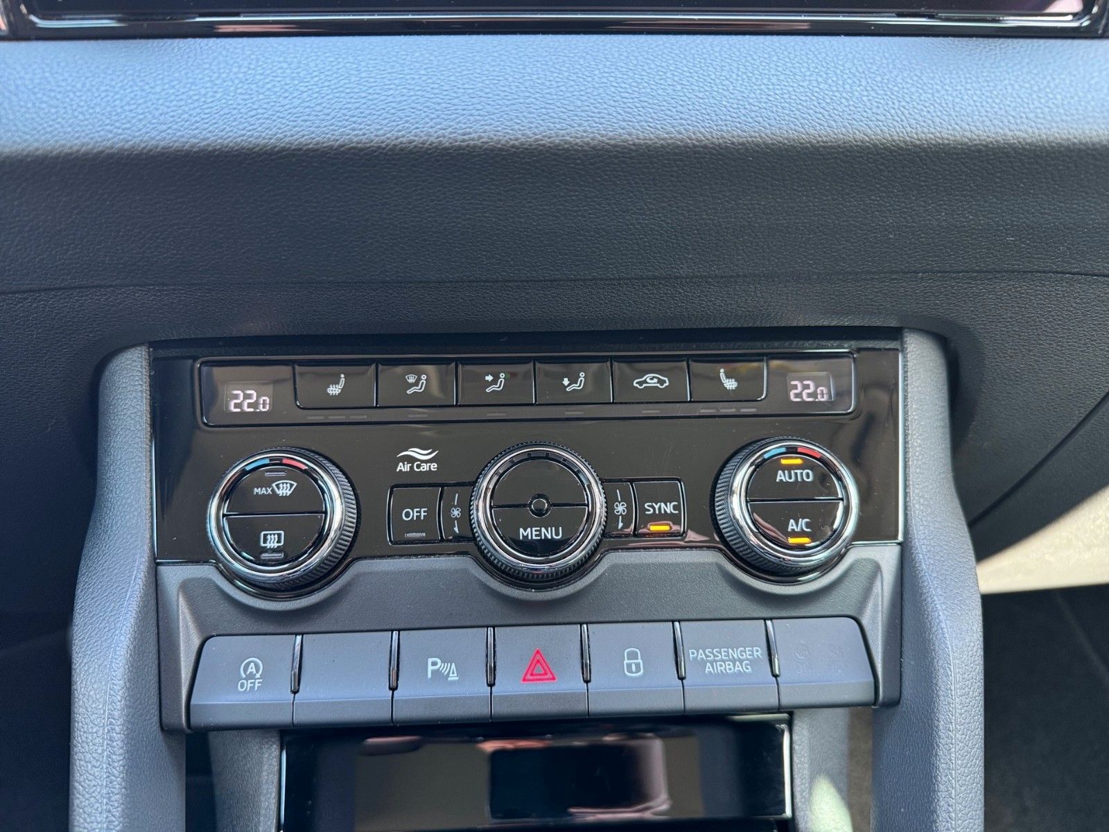 Fahrzeugabbildung SKODA Karoq 2.0l TDI DSG 4x4 STYLE