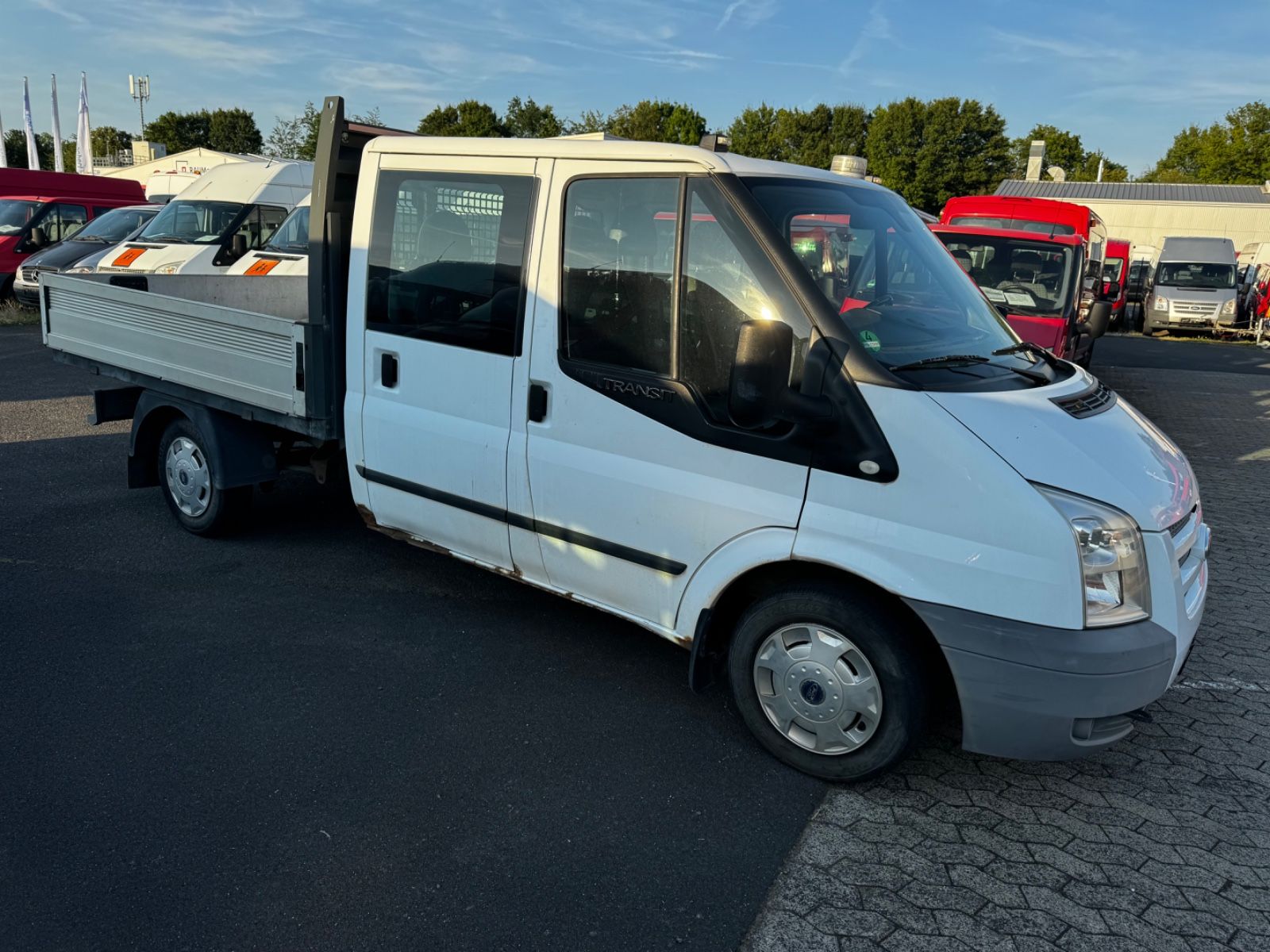 Fahrzeugabbildung Ford Transit Pritsche FT 300 M Doppelkabine Trend