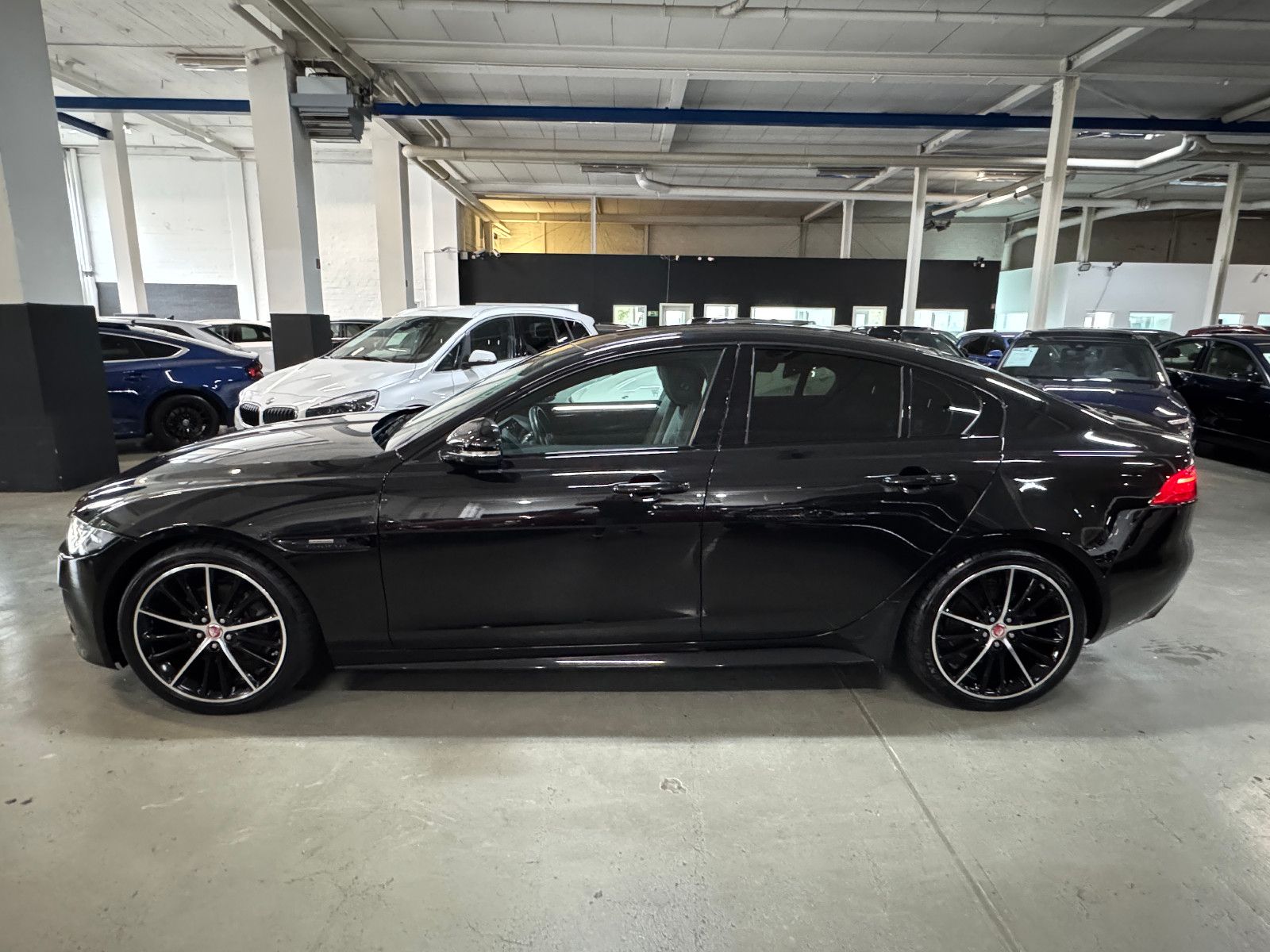 Fahrzeugabbildung Jaguar XE 2.0 d 8GT LANDMARK R-SPORT BLACK EDITION VOLL