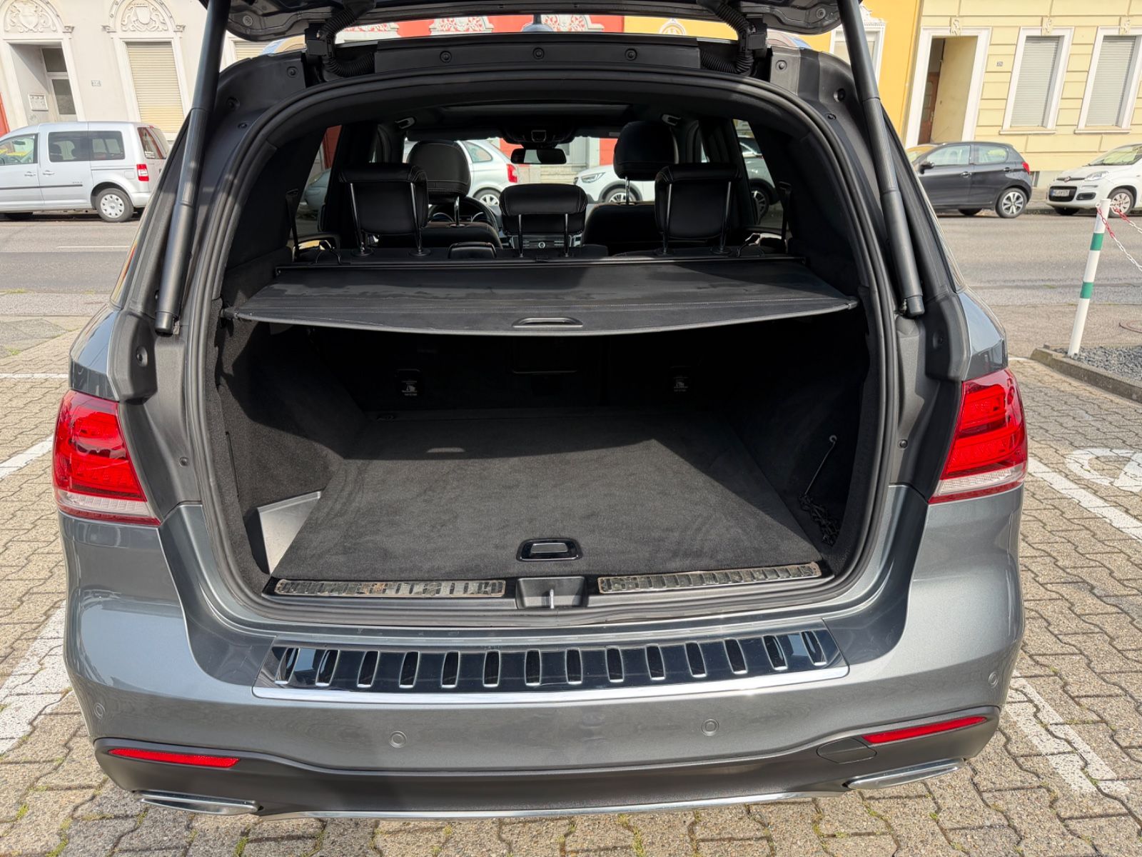 Fahrzeugabbildung Mercedes-Benz GLE 350 d 4Matic AMG LINE NEUER MOTOR VOLLAUSST.