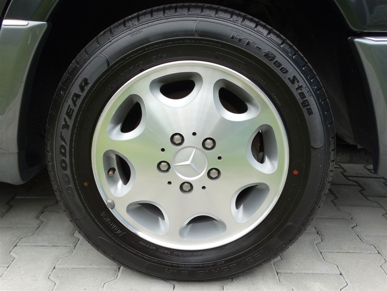 Fahrzeugabbildung Mercedes-Benz E 320 Kombi/Ausnahmezustand/7 Sitze/Klima