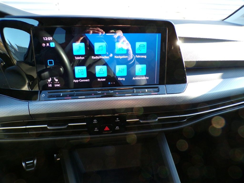 Fahrzeugabbildung Volkswagen Golf VIII Variant 1,5 TSI Active *LED*AHK*NAVI*S