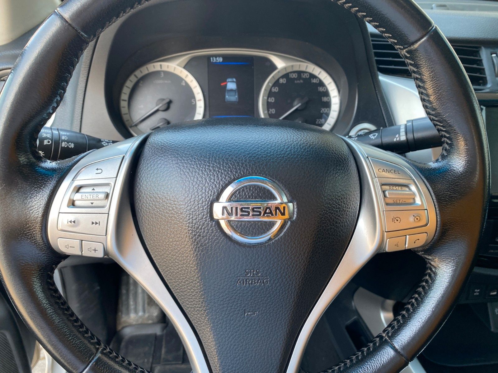Fahrzeugabbildung Nissan Navara Tekna 4x4 DOKA+NAVI+SHZ+TÜV-NEU