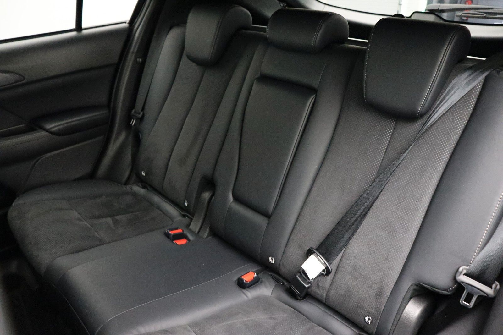 Fahrzeugabbildung Mitsubishi Eclipse Cross 2.4 Plus Select Black Hybrid 4WD