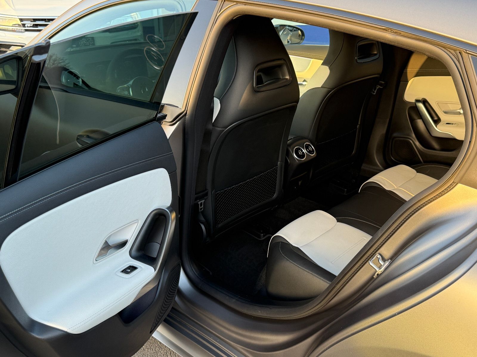 Fahrzeugabbildung Mercedes-Benz CLA 250 SB AMG-Line ACC Leder LED Memory Kamera