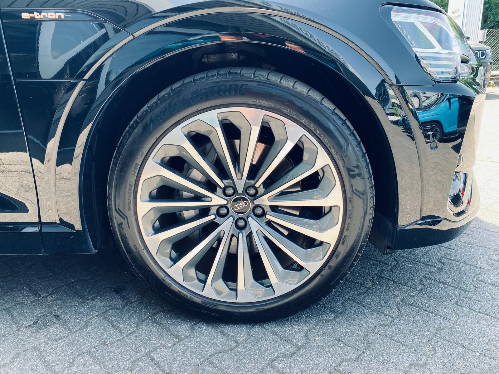 Fahrzeugabbildung Audi e-tron 55 Quat S LINE LUFT+LED+NAVI+SHZ+KAM+B&O+