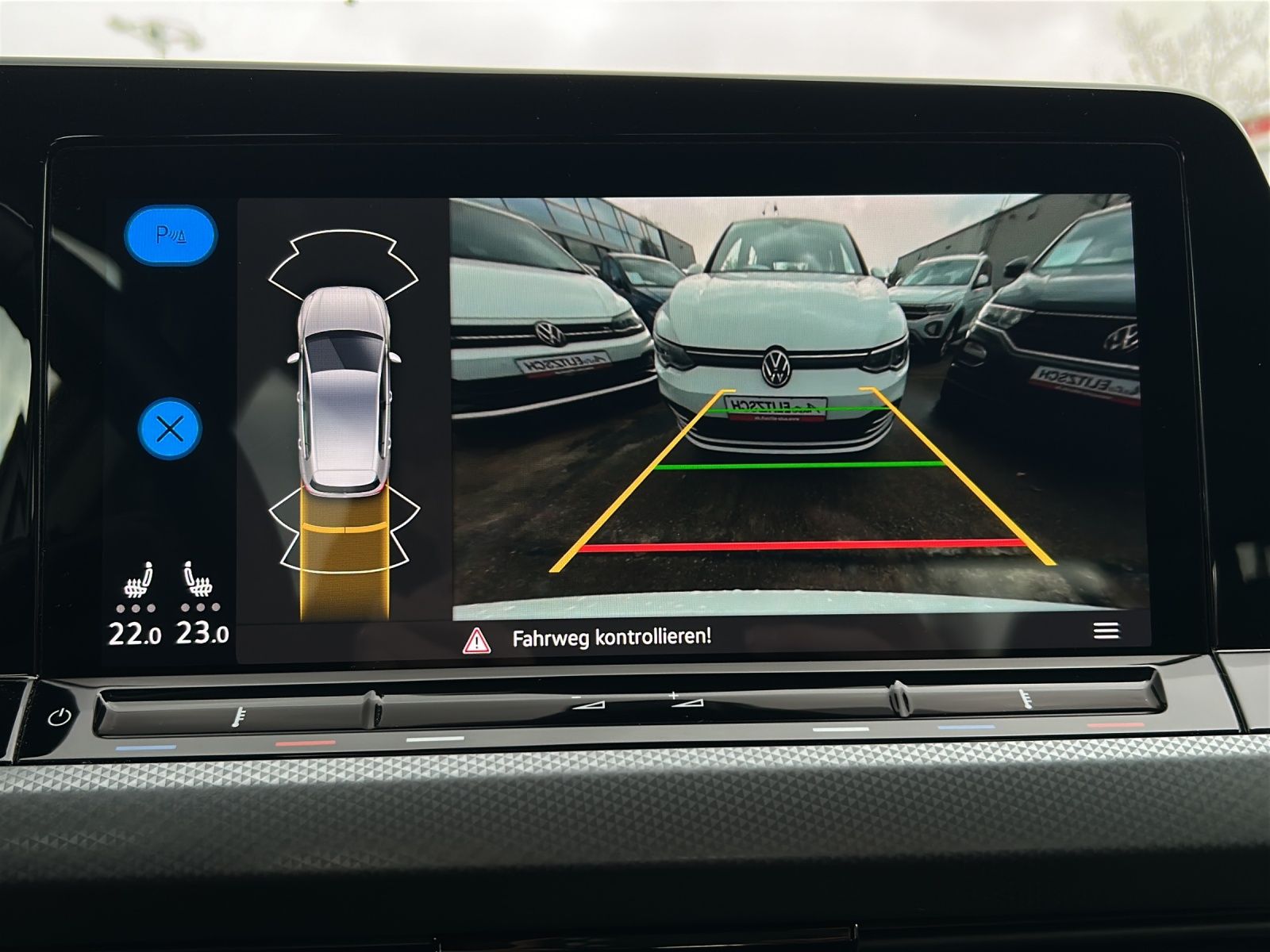 Fahrzeugabbildung Volkswagen Golf VIII TSI Active LED AHK Navi AID ACC RFK SH