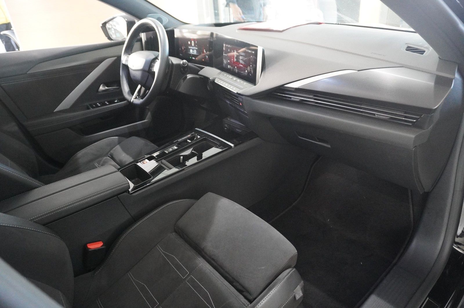 Fahrzeugabbildung Opel Astra L ST 1.2T ULTIMATE NAVI/LED/360° /PANO./SH