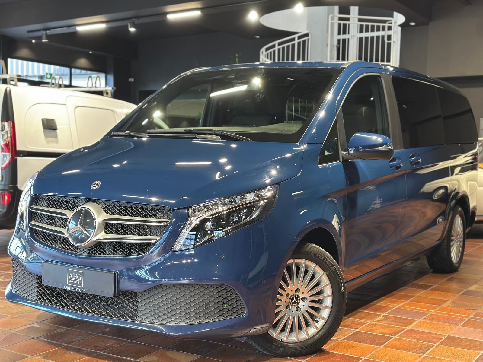 Mercedes V 220 - 1