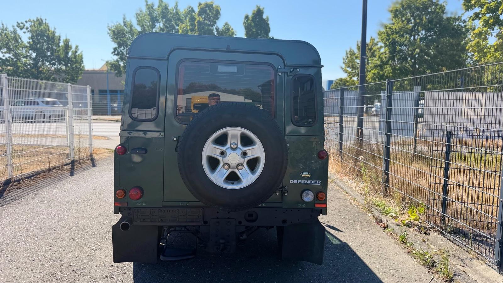 Land Rover Defender 110 Station Wagon 2.4 TD4 | 122 ch | BVM | Sièges sport chauffants | Attelage | Pare-brise chauffant | Jantes alliage