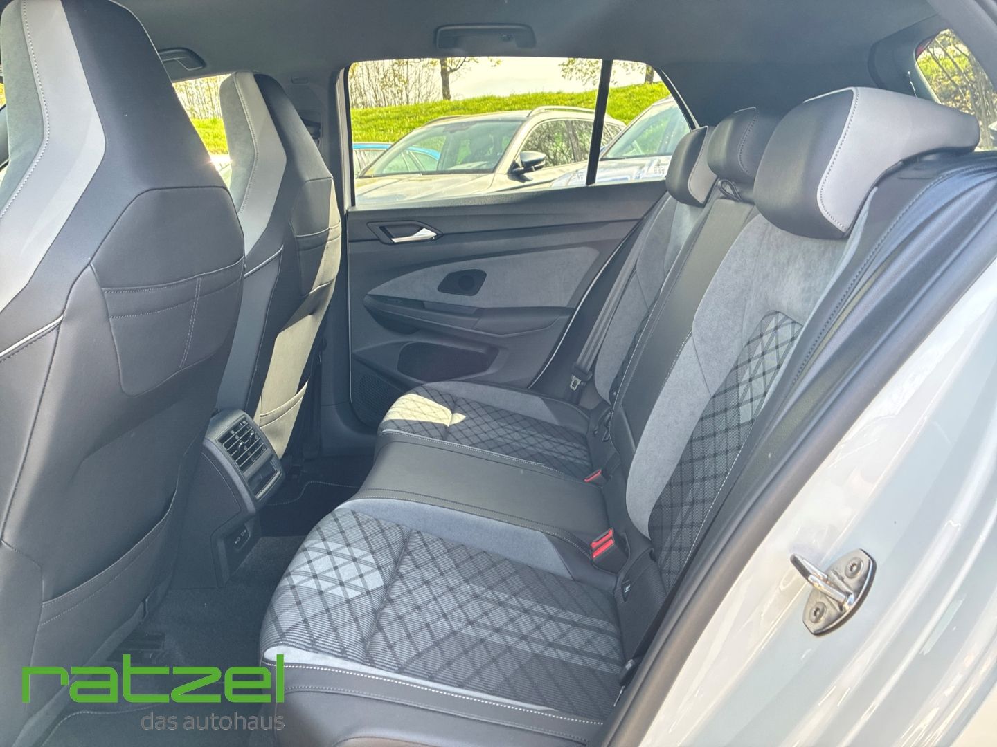 Fahrzeugabbildung Volkswagen Golf VIII 1.5 eTSI R-Line Sportpaket AHK-klappba