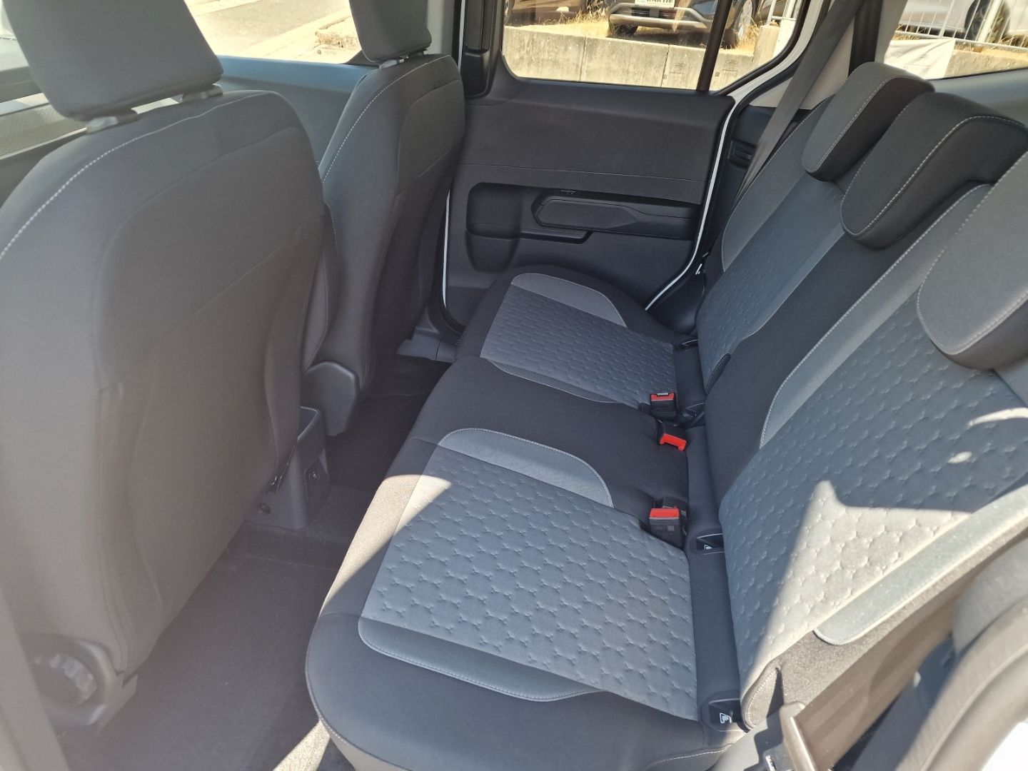 Fahrzeugabbildung Ford Tourneo Courier Titanium Klimaautom DAB SHZ Lenk