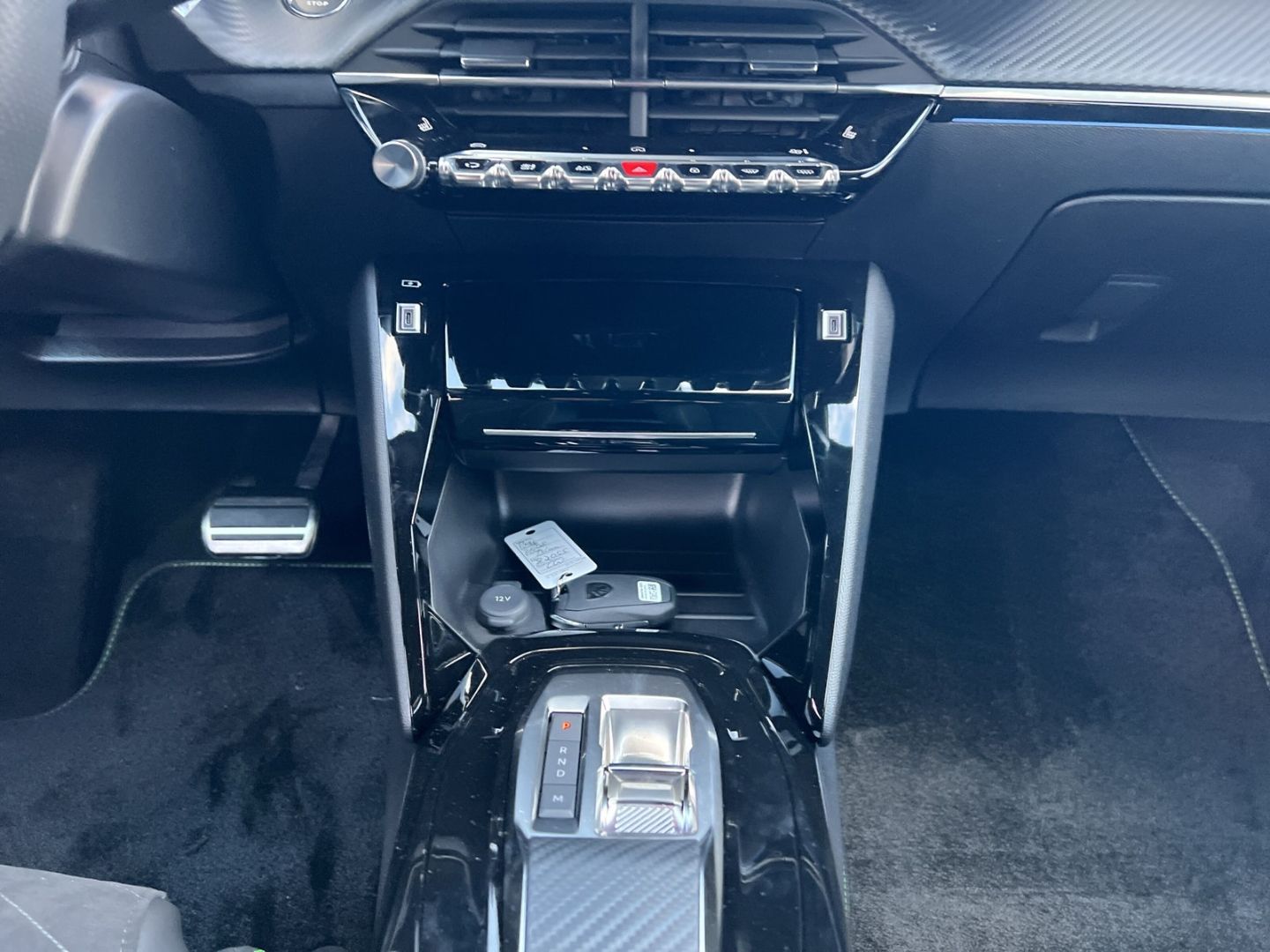 Fahrzeugabbildung Peugeot 2008 GT HYBRID 145 e-DSC6 Panorama Navi