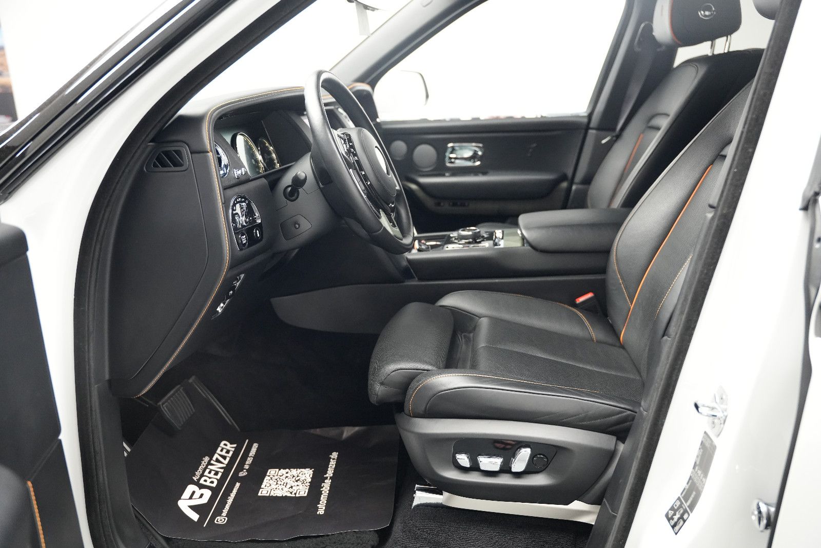 Fahrzeugabbildung Rolls-Royce Cullinan/NOVITEC/WIDEBODY/24''/FOND-TV/STERNEHIM