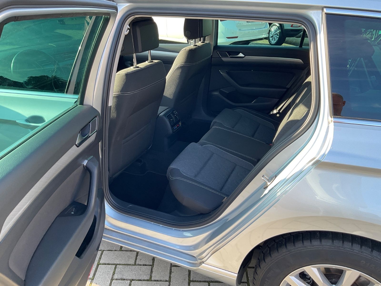 Fahrzeugabbildung Volkswagen Passat Variant 2.0 TDI DSG Busi,Kamera,AHK,LED