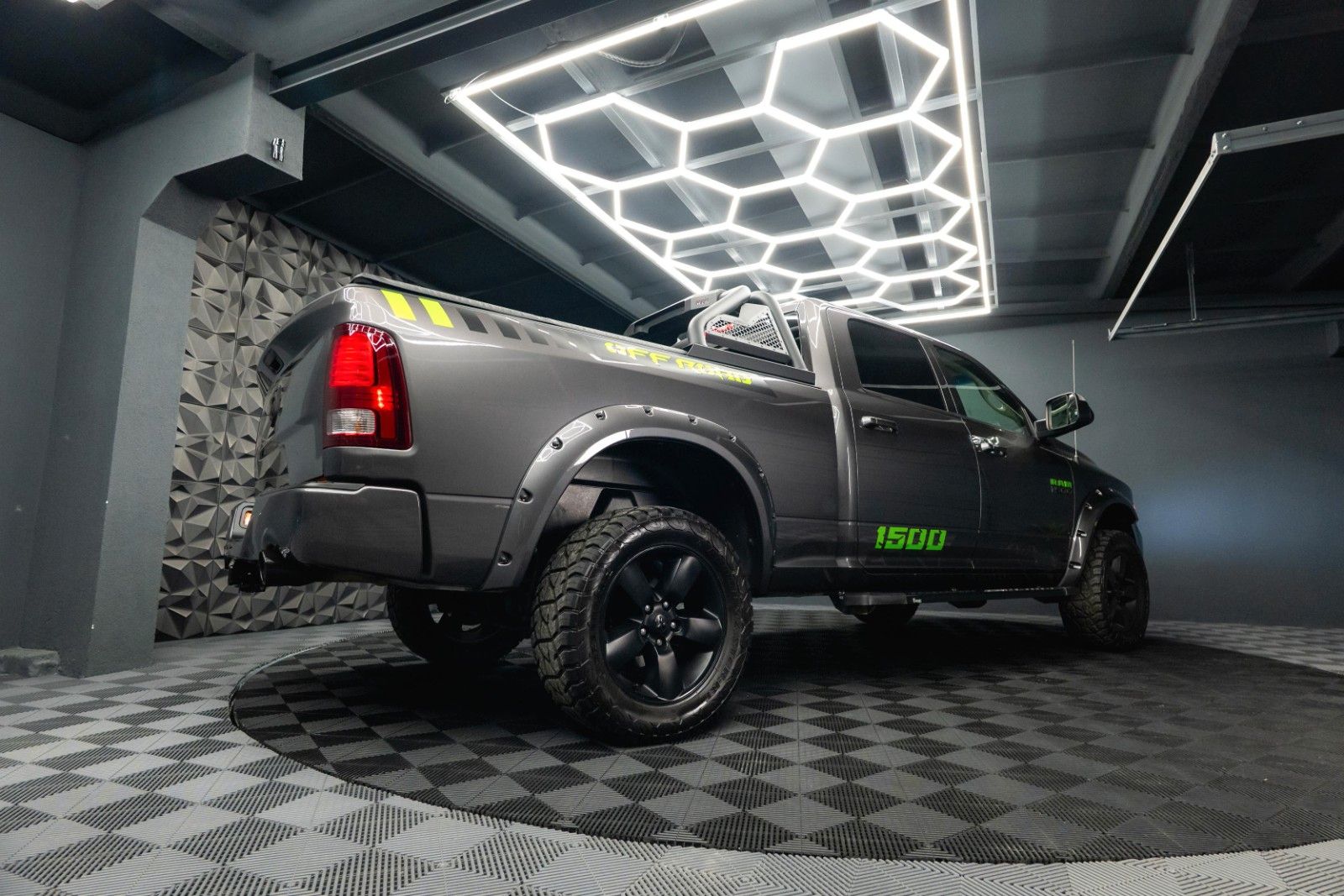 Fahrzeugabbildung Dodge RAM 5.7 V8 HEMI 4x4 OFFROAD Night-Paket LONGBED