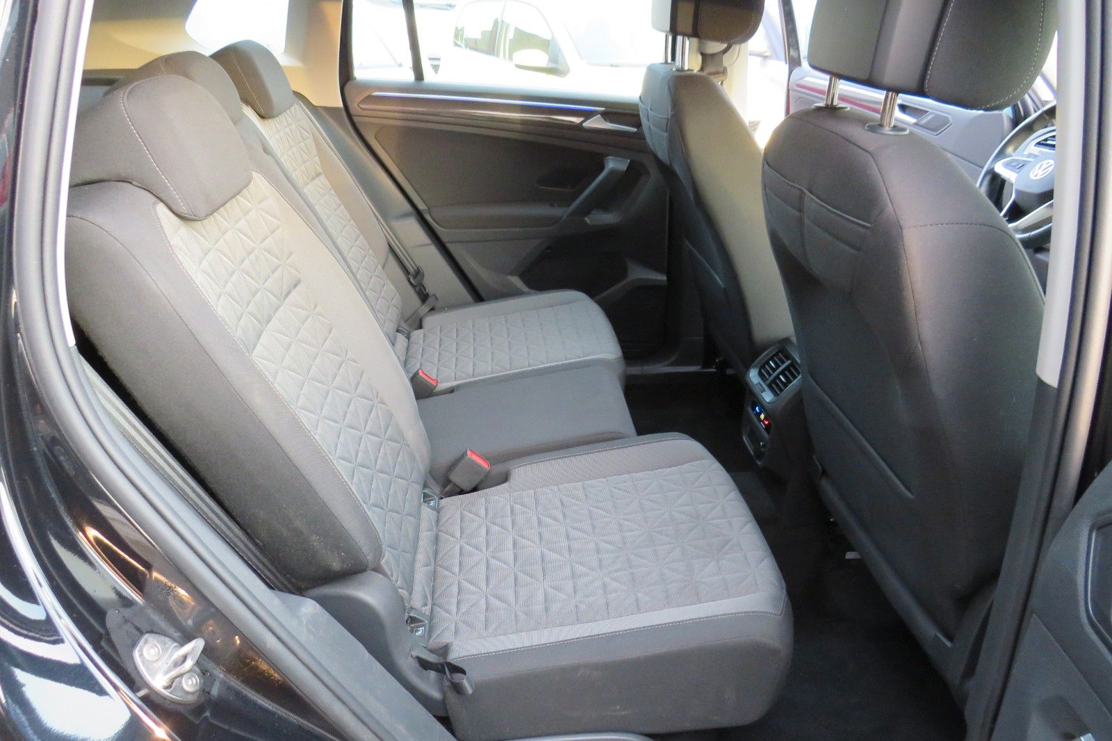 Fahrzeugabbildung Volkswagen Tiguan Life TDI DSG AHK NAVI KAMERA LED ACC GJ