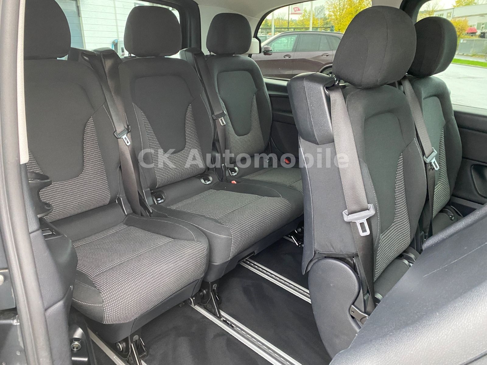 Fahrzeugabbildung Mercedes-Benz V 300d 4Matic Kompakt/AMG-Line/8 Sitze/360°/AHK