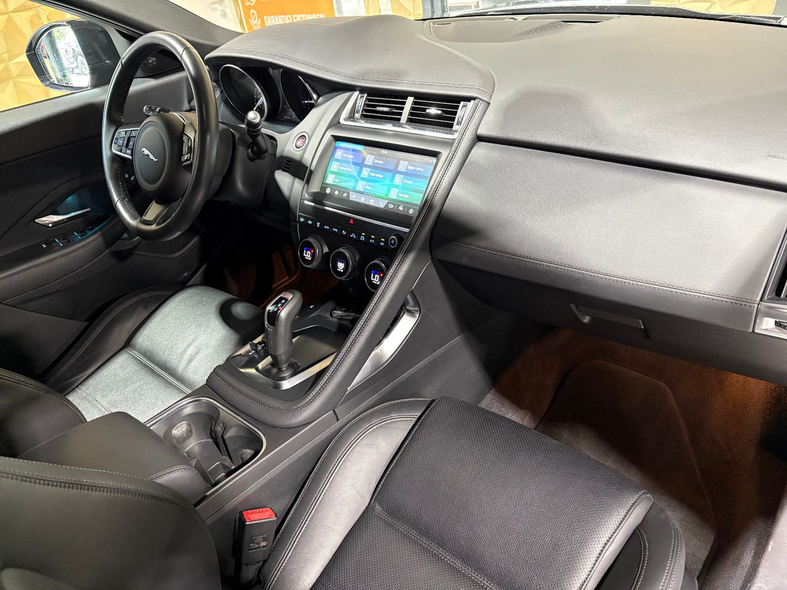 Fahrzeugabbildung Jaguar E-PACE S/NAVI/KAMERA/APPLE/ACC/SHZ/KLIMA/TOTWINK