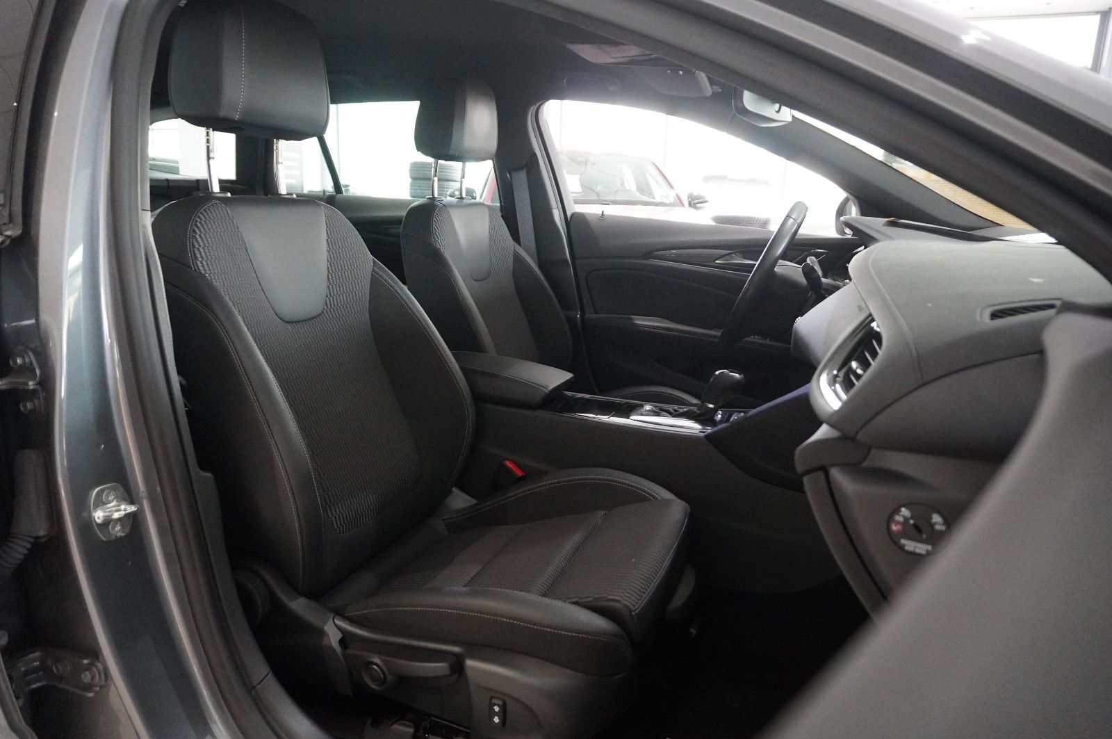 Fahrzeugabbildung Opel Insignia B ST 2.0D ELEGANCE NAVI/SH/KAMERA/SPORT