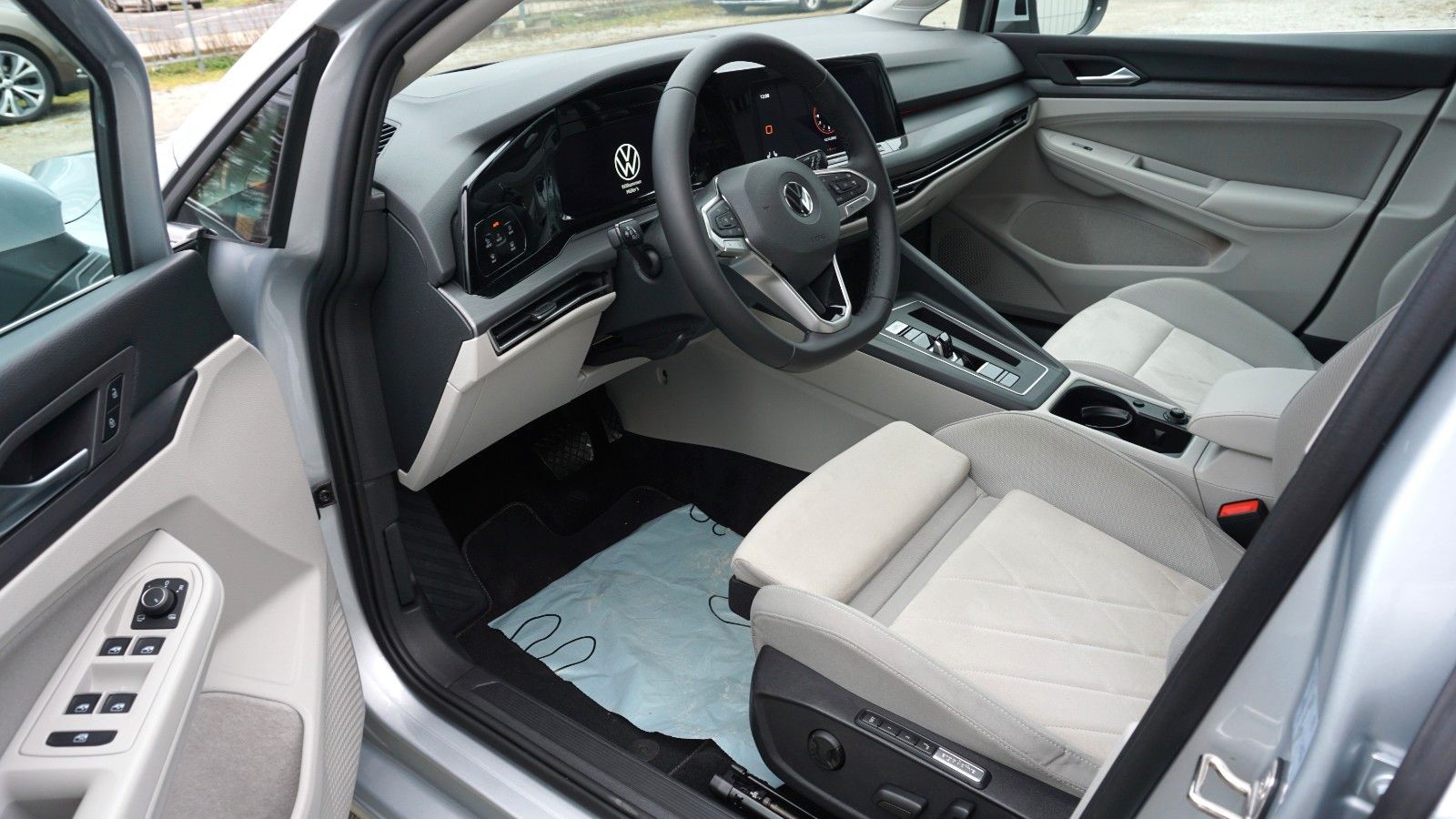 Fahrzeugabbildung Volkswagen Golf VIII Variant Style, Navi,LED,HUD,Kamera +WR