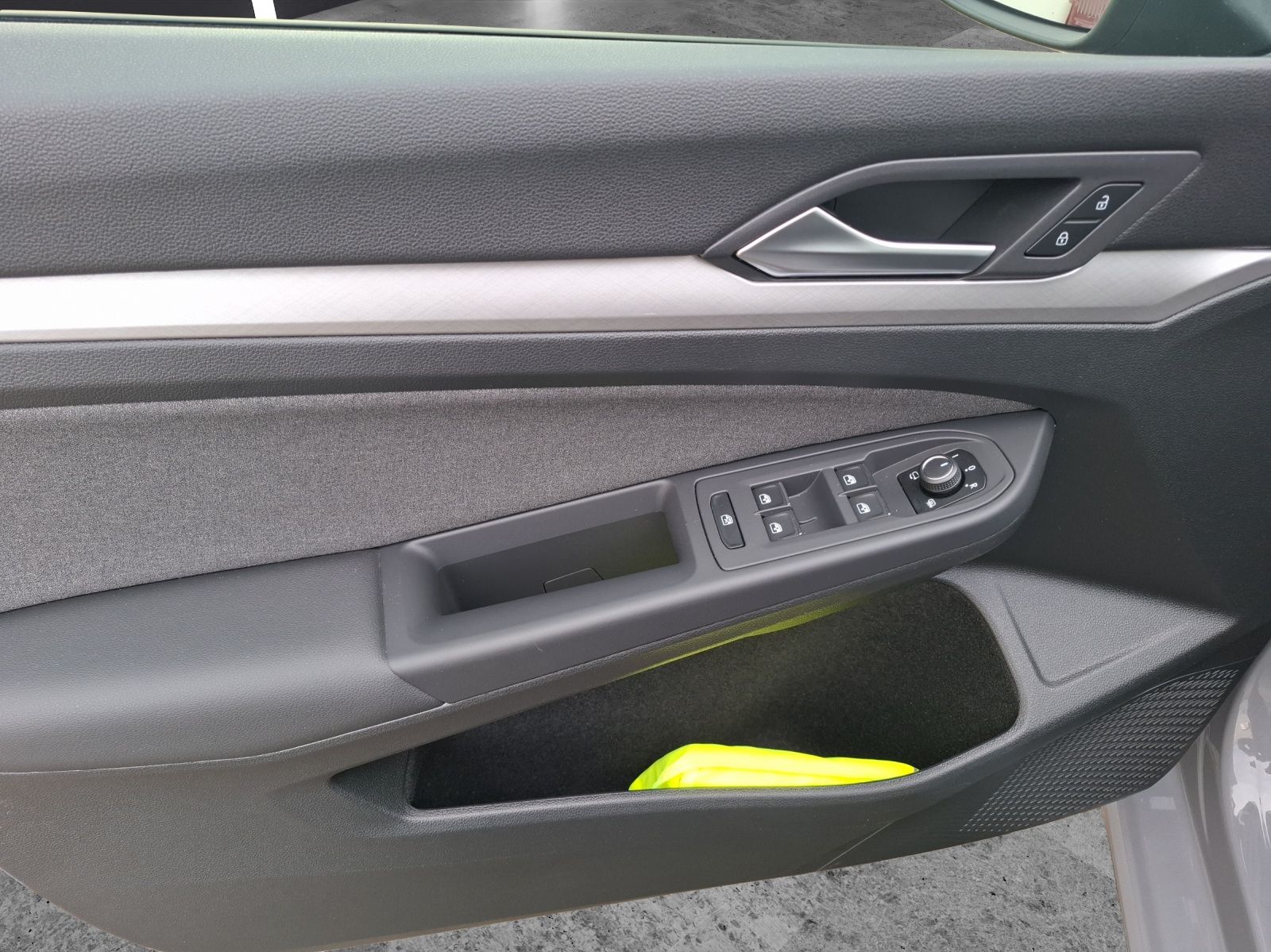 Fahrzeugabbildung Volkswagen Golf VIII Variant TSI Life STH LED Navi ACC HUD