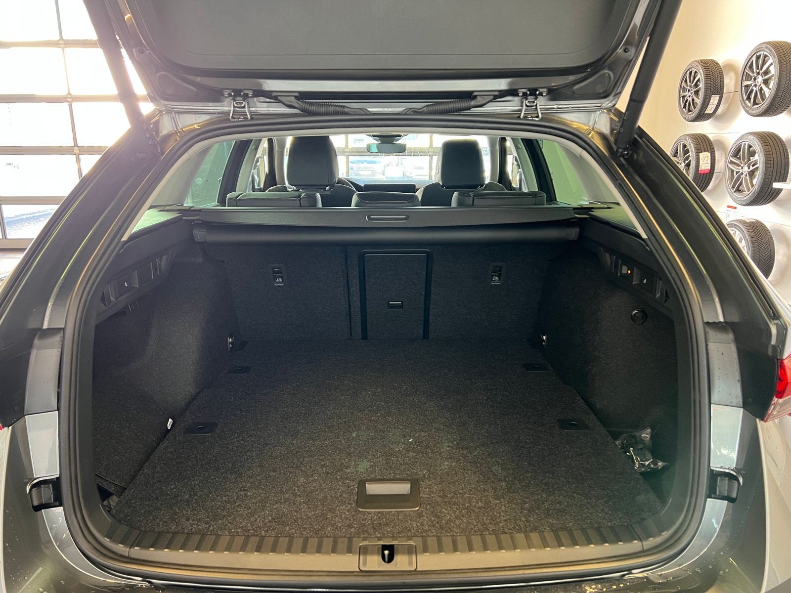 Fahrzeugabbildung SKODA Octavia Combi TOUR 2.0 TDI DSG *AHK, Travel Assi
