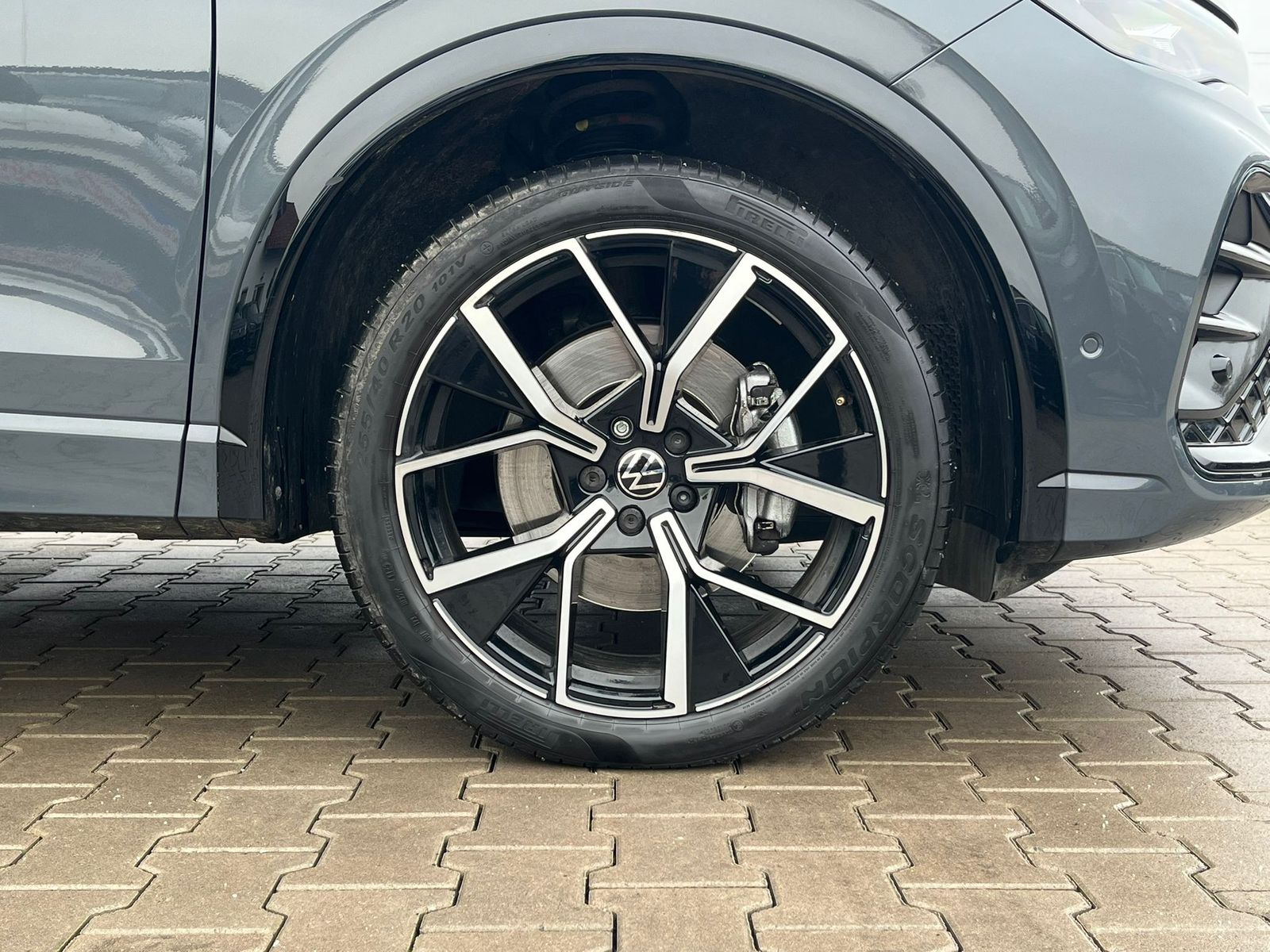 Fahrzeugabbildung Volkswagen Tiguan 2.0 TDI 4M R-Line PANO*H&K*AHK*MATRIX*20"