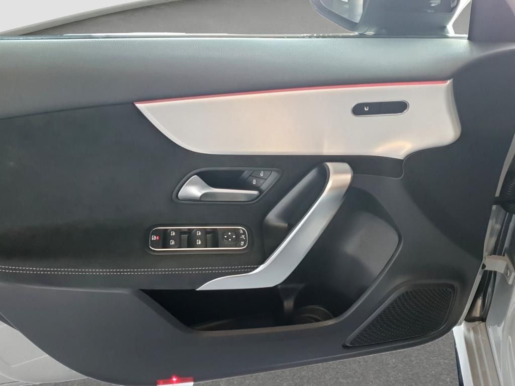 Fahrzeugabbildung Mercedes-Benz A 180 Kompaktlimousine AMG Line*Night Paket*LED