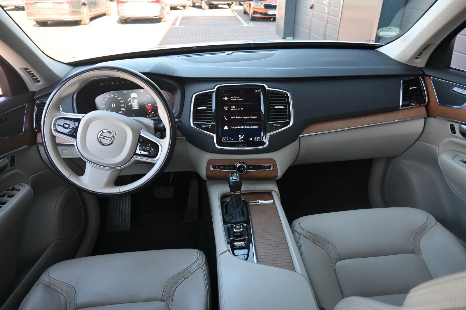 Fahrzeugabbildung Volvo XC90 INSCR* AWD *PANO*NAV*LED*ACC*STHZ*AHK*7Si