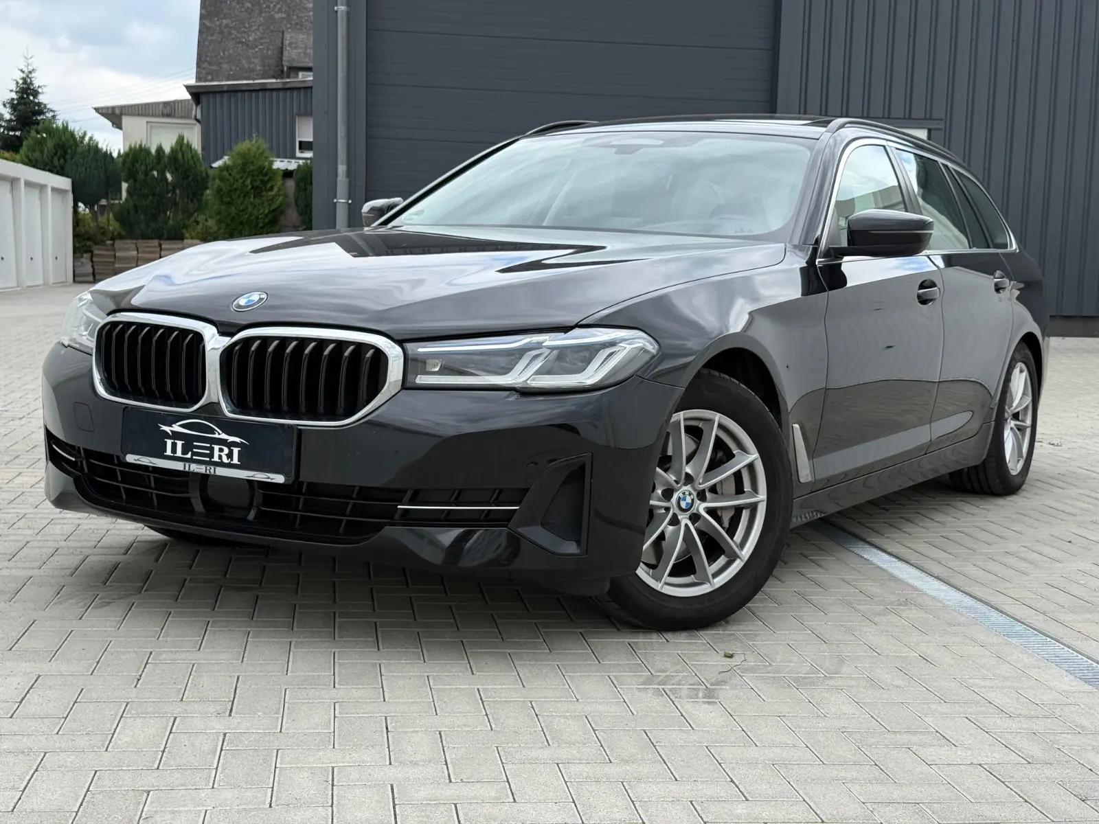 BMW 530 i Touring xDrive*AHK*PANORAMA*AMBIENTE*KAMER